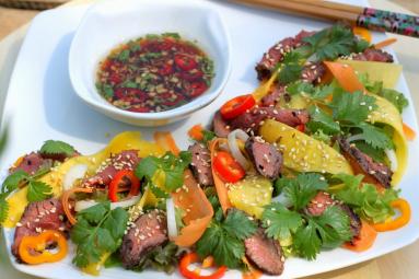 Zdjęcie - Azjatycka sałatka z grillowaną wołowiną - Przepisy kulinarne ze zdjęciami