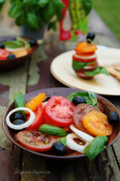 Zdjęcie - Sałatka pomidorowa. Bardzo pomidorowa - Przepisy kulinarne ze zdjęciami