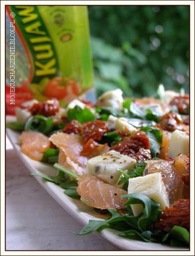 Zdjęcie - Sałatka z rukoli z łososiem, serem pleśniowym i suszonymi pomidorami - Przepisy kulinarne ze zdjęciami