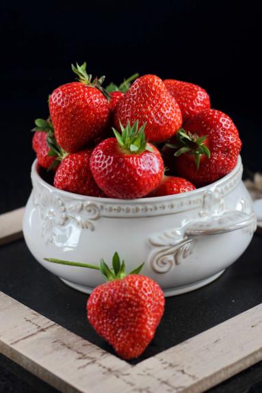 Zdjęcie - Naleśniki z truskawkami i waniliowym mascarpone - Przepisy kulinarne ze zdjęciami