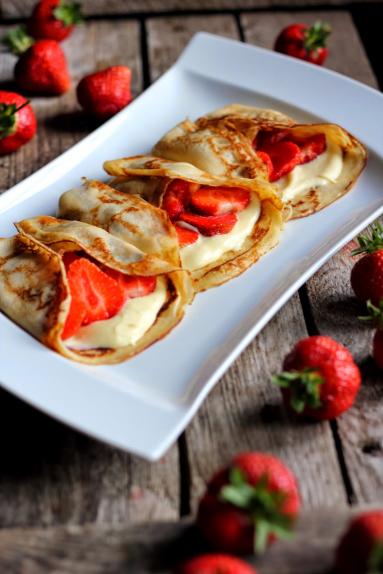 Zdjęcie - Naleśniki z truskawkami i waniliowym mascarpone - Przepisy kulinarne ze zdjęciami