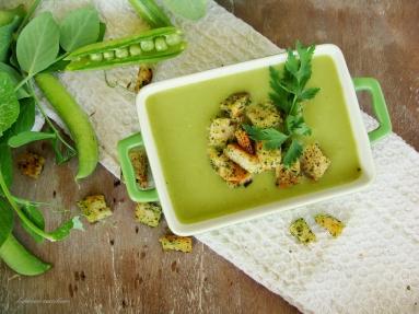 Zdjęcie - Krem z zielonego groszku z grzankami - Przepisy kulinarne ze zdjęciami