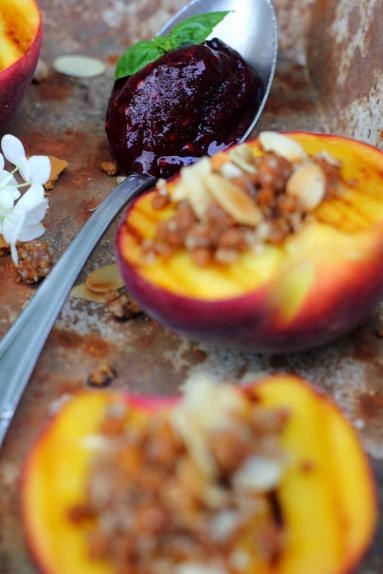 Zdjęcie - Grillowane brzoskwinie z migdałową kruszonką i jeżynowo-bazyliowym sorbetem - Przepisy kulinarne ze zdjęciami