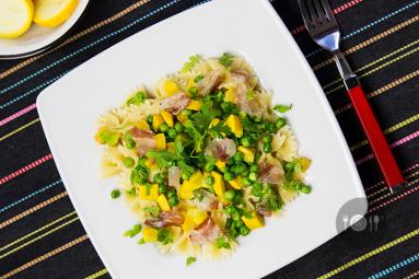 Zdjęcie - Makaron kokardki z żółtą cukinią, zielonym groszkiem i pancettą oraz pietruszką - Przepisy kulinarne ze zdjęciami