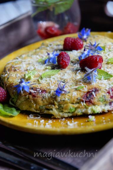 Zdjęcie - Omlet z ziołami i malinami - Przepisy kulinarne ze zdjęciami