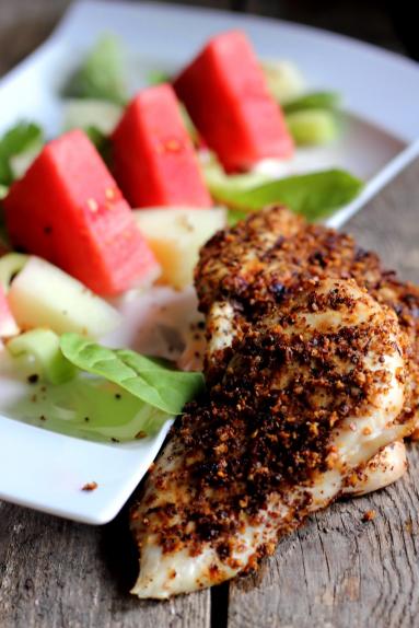 Zdjęcie - Kurczak dukka podany z sałatką z arbuza, melona i ogórka na sosie tahini - Przepisy kulinarne ze zdjęciami