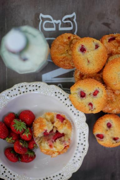 Zdjęcie - Migdałowe muffinki z truskawkami - Przepisy kulinarne ze zdjęciami