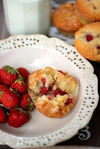 Zdjęcie - Migdałowe muffinki z truskawkami - Przepisy kulinarne ze zdjęciami