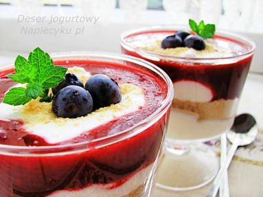 Zdjęcie - Deser jogurtowy z musem owocowym - Przepisy kulinarne ze zdjęciami