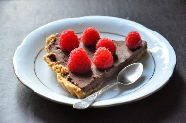Zdjęcie - Szybka tarta z kremem czekoladowym i malinami - Przepisy kulinarne ze zdjęciami