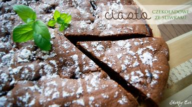 Zdjęcie - Ciasto czekoladowe ze śliwkami - Przepisy kulinarne ze zdjęciami