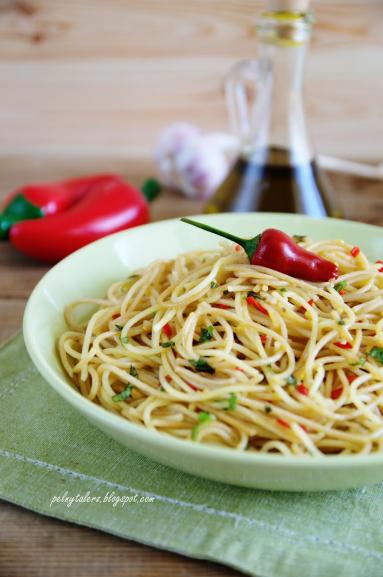 Zdjęcie - Spaghetti z czosnkiem, oliwą i peperoncino (Spaghetti alio olio e peperoncino) - Przepisy kulinarne ze zdjęciami