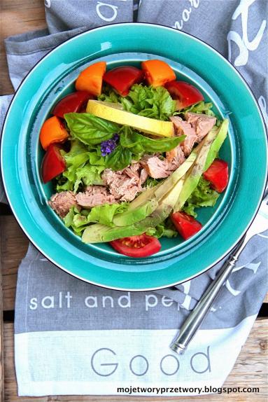 Zdjęcie - Sałatka z tuńczykiem, avocado, pomidorami i olejem z pestek dyni - Przepisy kulinarne ze zdjęciami