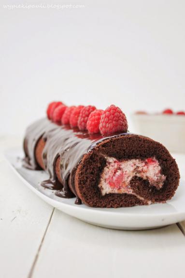 Zdjęcie - Rolada czekoladowo - malinowa - Przepisy kulinarne ze zdjęciami