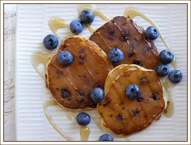 Zdjęcie - Pancakes z bananem i borówką amerykańską - Przepisy kulinarne ze zdjęciami