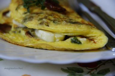 Zdjęcie - Omlet z ziołami i kiełbasą chorizo - Przepisy kulinarne ze zdjęciami