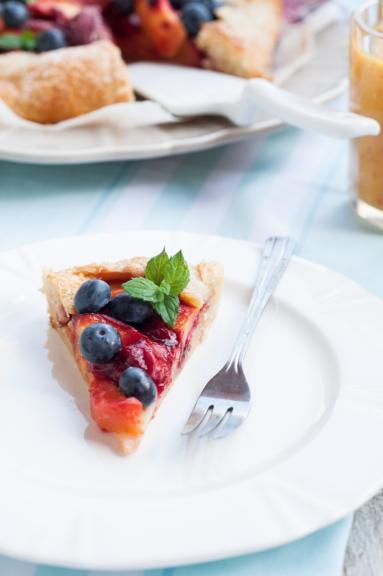 Zdjęcie - Galette z brzoskwiniami i malinami - Przepisy kulinarne ze zdjęciami