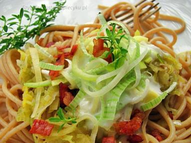 Zdjęcie - Spaghetti z porem i sosem z mozzarelli - Przepisy kulinarne ze zdjęciami