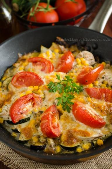 Zdjęcie - Kurczak zapiekany z warzywami i wędzoną mozzarellą - Przepisy kulinarne ze zdjęciami