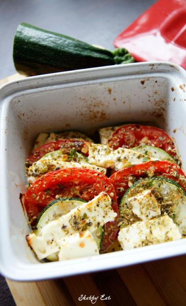Zdjęcie - Cukinia z pomidorami i fetą - Przepisy kulinarne ze zdjęciami