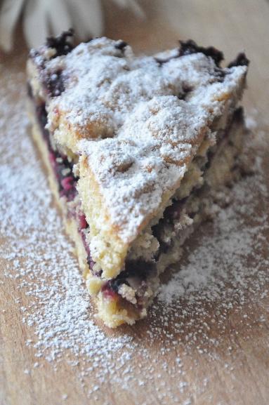Zdjęcie - Pyszne ciasto z migdałami oraz jagodami i czerwonymi porzeczkami - Przepisy kulinarne ze zdjęciami