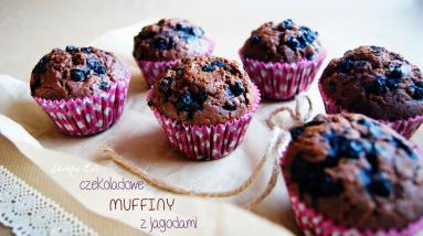 Zdjęcie - Muffiny czekoladowe z jagodami - Przepisy kulinarne ze zdjęciami
