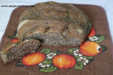 Zdjęcie - Chleb z czarnych  oliwek - Przepisy kulinarne ze zdjęciami