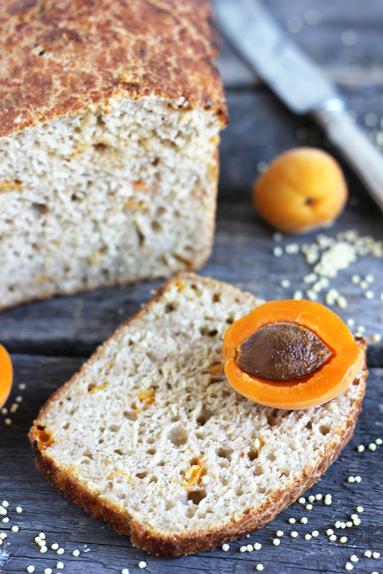 Zdjęcie - Chleb z kaszą jaglaną i morelami na zakwasie - Przepisy kulinarne ze zdjęciami