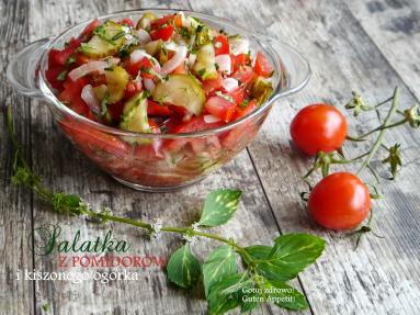 Zdjęcie - Salatka z pomidorow i kiszonego ogorka - Przepisy kulinarne ze zdjęciami