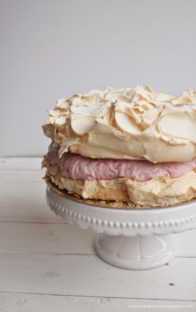 Zdjęcie - Malinowy tort bezowy - Przepisy kulinarne ze zdjęciami