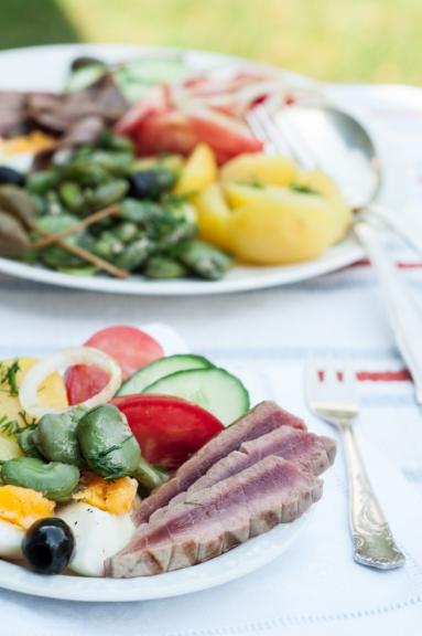 Zdjęcie - Sałatka nicejska z tuńczykiem i bobem - Przepisy kulinarne ze zdjęciami