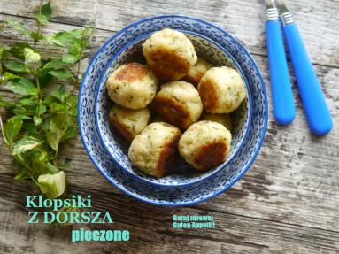 Zdjęcie - Klopsiki z dorsza pieczone w piekarniku z sosem kaparowym - Przepisy kulinarne ze zdjęciami