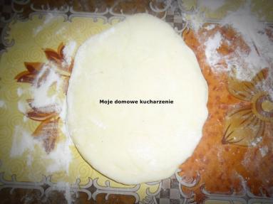 Zdjęcie - Drożdżowe torebeczki z jabłuszkiem w środku - Przepisy kulinarne ze zdjęciami