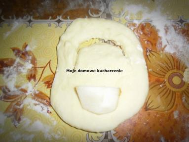 Zdjęcie - Drożdżowe torebeczki z jabłuszkiem w środku - Przepisy kulinarne ze zdjęciami