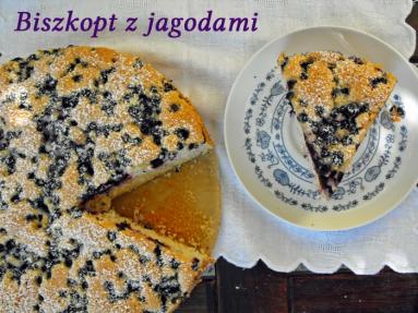 Zdjęcie - BISZKOPT Z JAGODAMI - Przepisy kulinarne ze zdjęciami