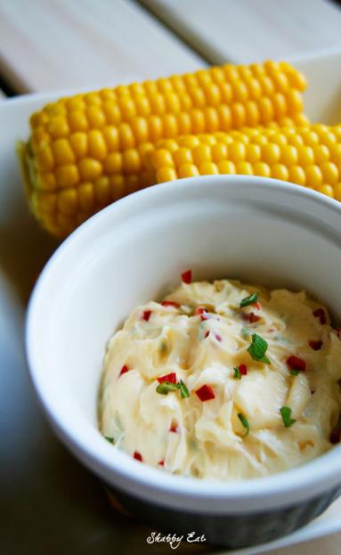 Zdjęcie - Kukurydza z masłem szałwiowym z chili - Przepisy kulinarne ze zdjęciami