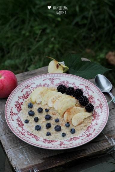 Zdjęcie - Cynamonowa owsianka z owocami lata - Przepisy kulinarne ze zdjęciami