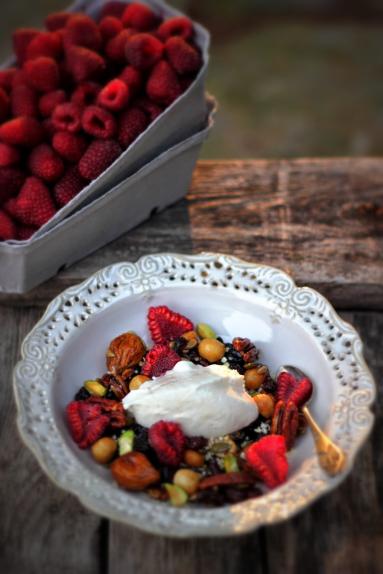 Zdjęcie - Waniliowy mus z jogurtu koziego z musli i sosem śliwkowym - Przepisy kulinarne ze zdjęciami