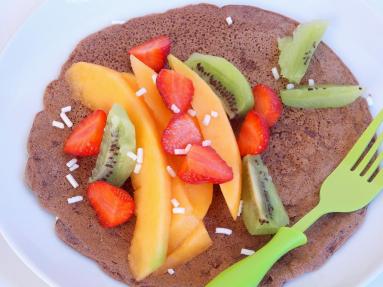 Zdjęcie - Naleśniki kakaowe z serkiem mascarpone i owocami - Przepisy kulinarne ze zdjęciami