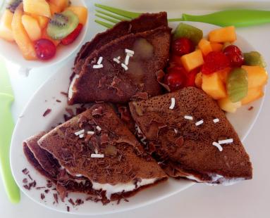Zdjęcie - Naleśniki kakaowe z serkiem mascarpone i owocami - Przepisy kulinarne ze zdjęciami
