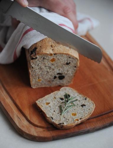 Zdjęcie - Chleb z ziarnami i ziołami - Przepisy kulinarne ze zdjęciami