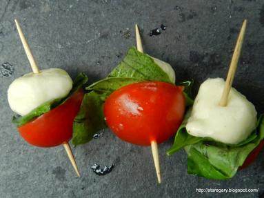 Zdjęcie - Pomidorki, mozzarella i bazylia - koreczki caprese - Przepisy kulinarne ze zdjęciami