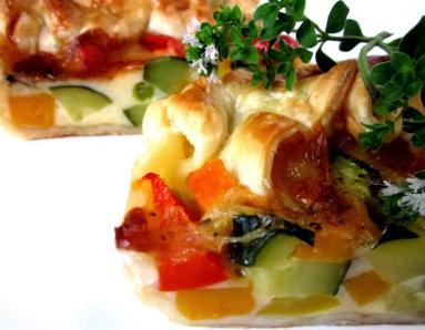 Zdjęcie - Tarta z warzywami na cieście francuskim - Przepisy kulinarne ze zdjęciami