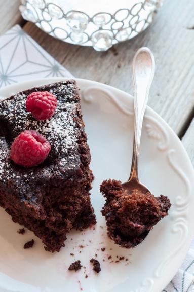 Zdjęcie - Dekadenckie ciasto czekoladowe ze śliwkami w porto - Przepisy kulinarne ze zdjęciami