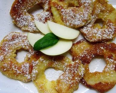 Zdjęcie - Racuszki na kwaśnym mleku z jabłakami - Przepisy kulinarne ze zdjęciami