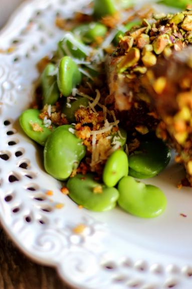 Zdjęcie - Polędwiczki wieprzowe w pistacjach z sosem wiśniowym i sałatką z bobu - Przepisy kulinarne ze zdjęciami