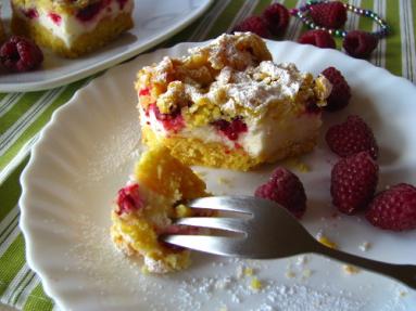 Zdjęcie - Kruche ciasto z malinami i budyniową  pianką - Przepisy kulinarne ze zdjęciami