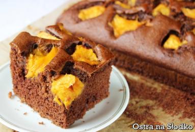 Zdjęcie - Ciasto czekoladowe z brzoskwiniami - Przepisy kulinarne ze zdjęciami