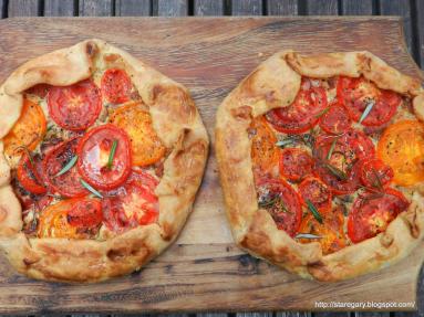 Zdjęcie - Placek z pomidorami - Przepisy kulinarne ze zdjęciami