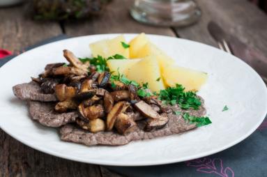 Zdjęcie - Steki z grzybami leśnymi - Przepisy kulinarne ze zdjęciami